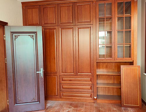 海兴中式家庭装修里定制的实木衣柜效果图
